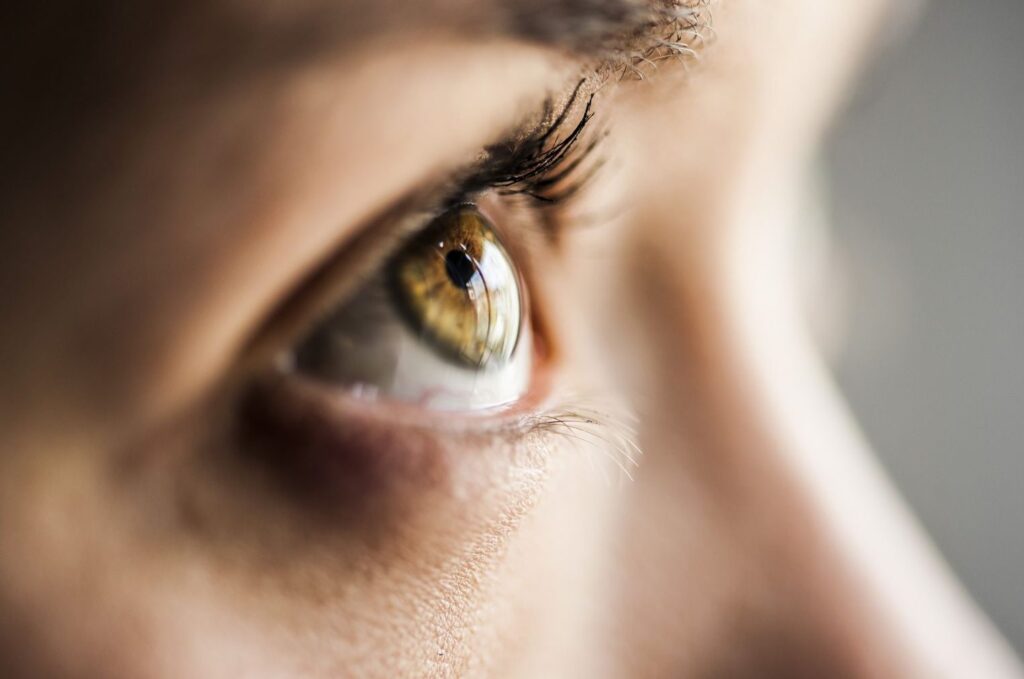 Flash dans l&rsquo;œil : Causes, Symptômes et Traitements