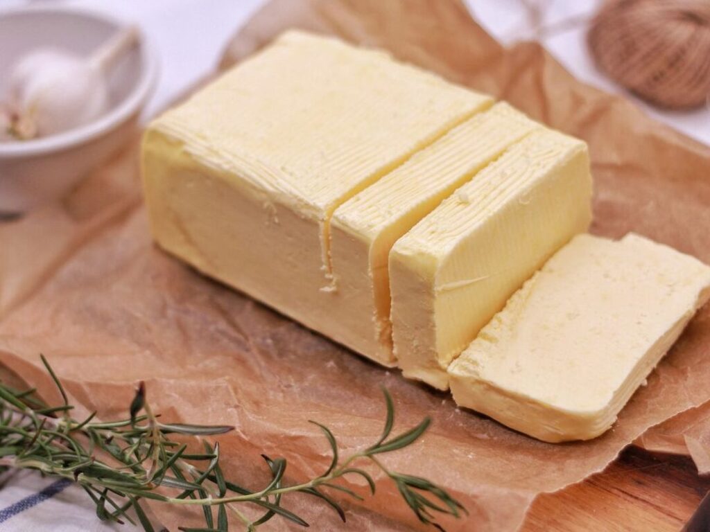 Les mystères du lait maternel jaune: Comprendre les couleurs et leurs significations pour la santé de bébé