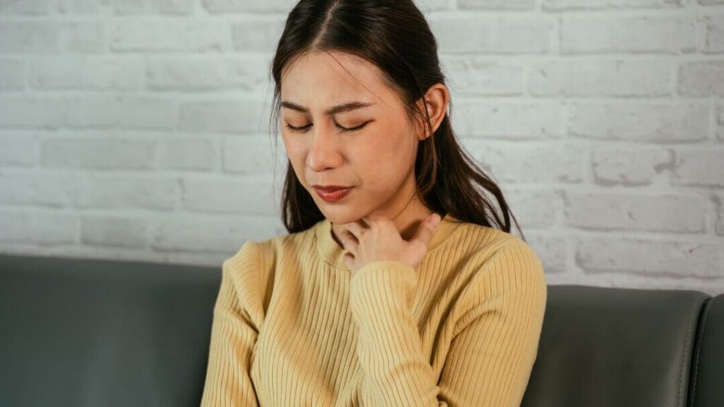 Comment soulager une gorge qui gratte et une toux avec un remède naturel ?