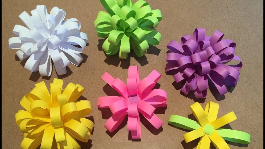 Idées cadeaux pour un anniversaire déco : paquet emballé d'un ruban de lin posé dans un intérieur décoré
