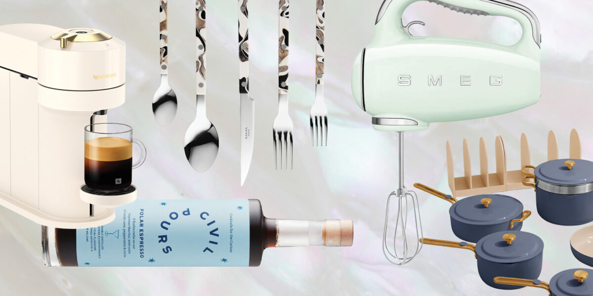 Ustensiles de cuisine et petit électroménager posés sur un plan de travail, idées cadeaux pour une cuisine équipée