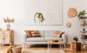 Petits objets déco pas chers disposés sur une étagère en bois dans un salon