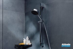 Petits objets déco pour salle de bain posés sur une étagère en bois clair