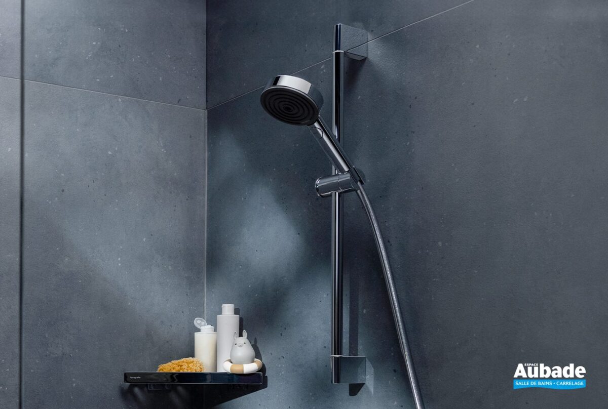 Petits objets déco pour salle de bain posés sur une étagère en bois clair
