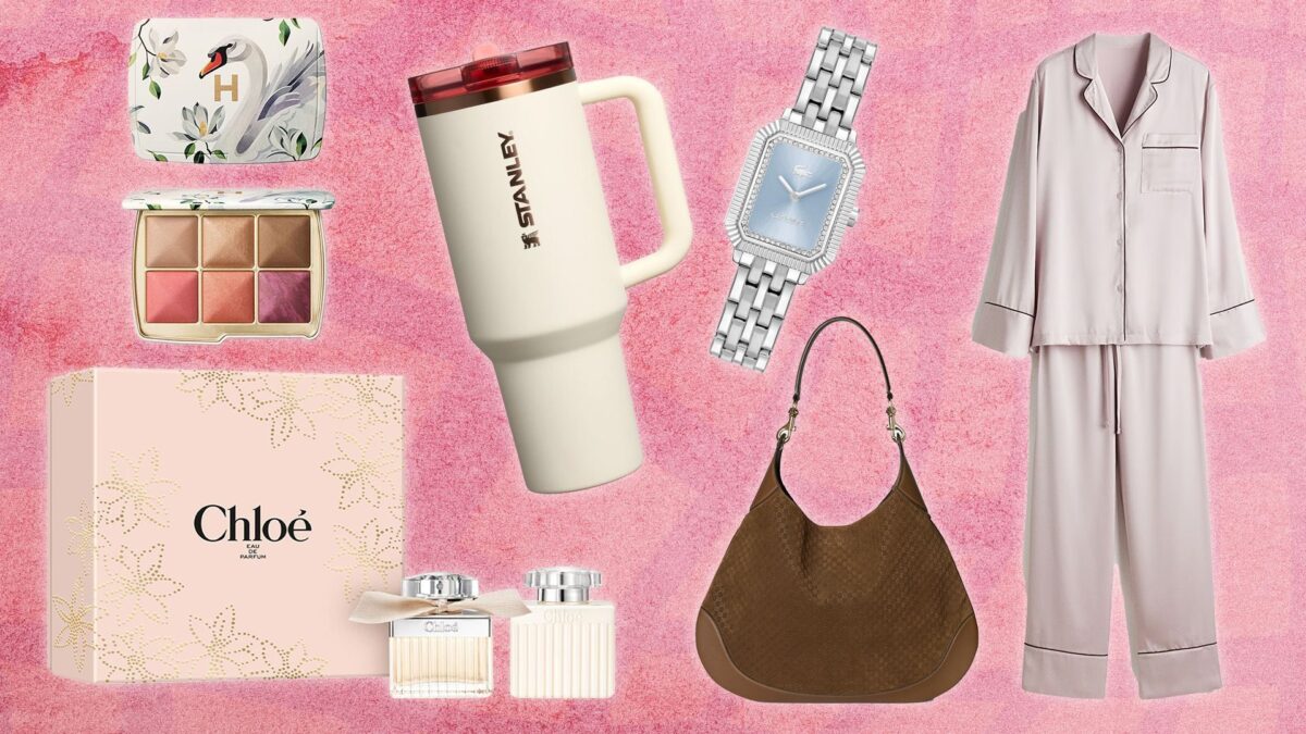 Sélection d'idées cadeaux déco pour un anniversaire : paquet cadeau, vase en terre cuite, bougie et plaid sur une table
