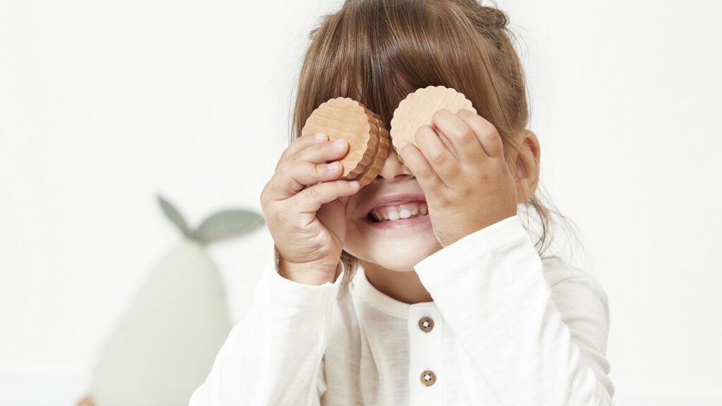 Cuisine enfant en bois avec plan de travail, four et accessoires de dînette