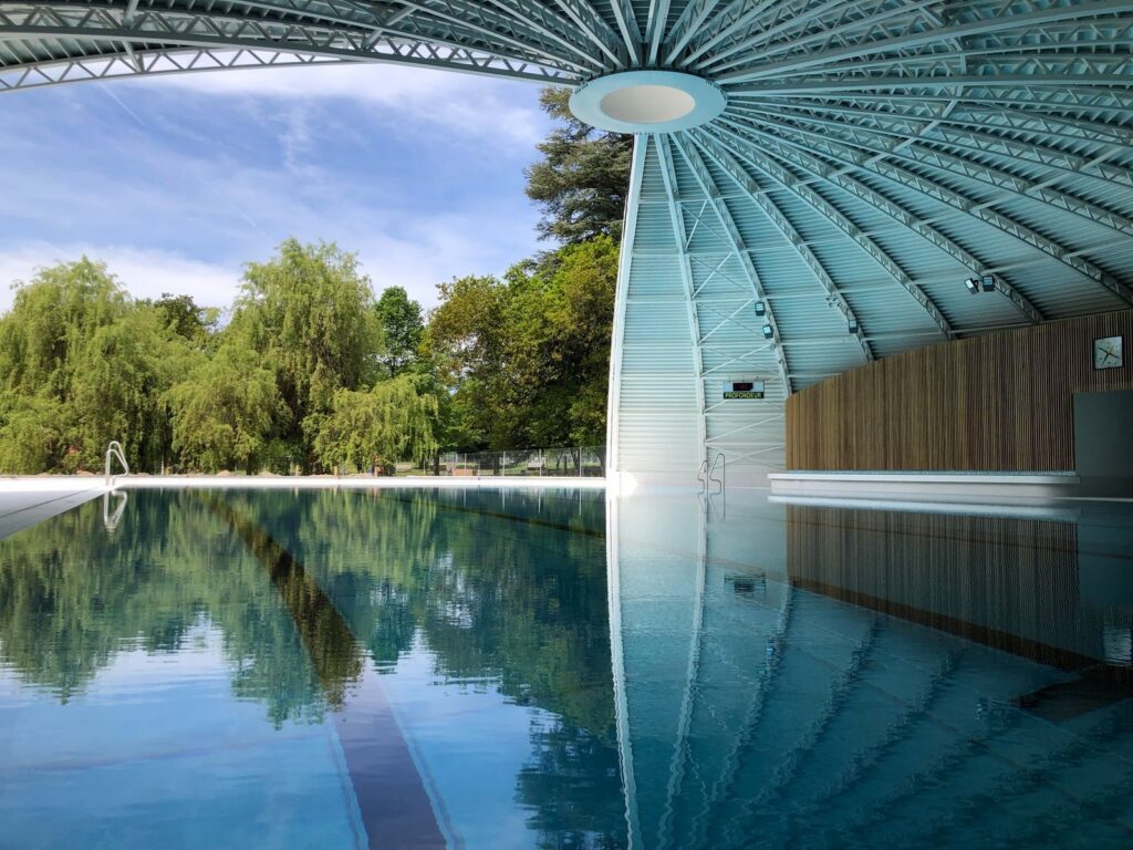 Piscine Tournesol des années 1970 avec sa coupole en polyester et sa voûte escamotable en plastique