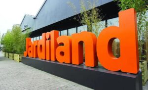 Rayon d'une jardinerie Jardiland avec plantes en pots et outils de jardinage