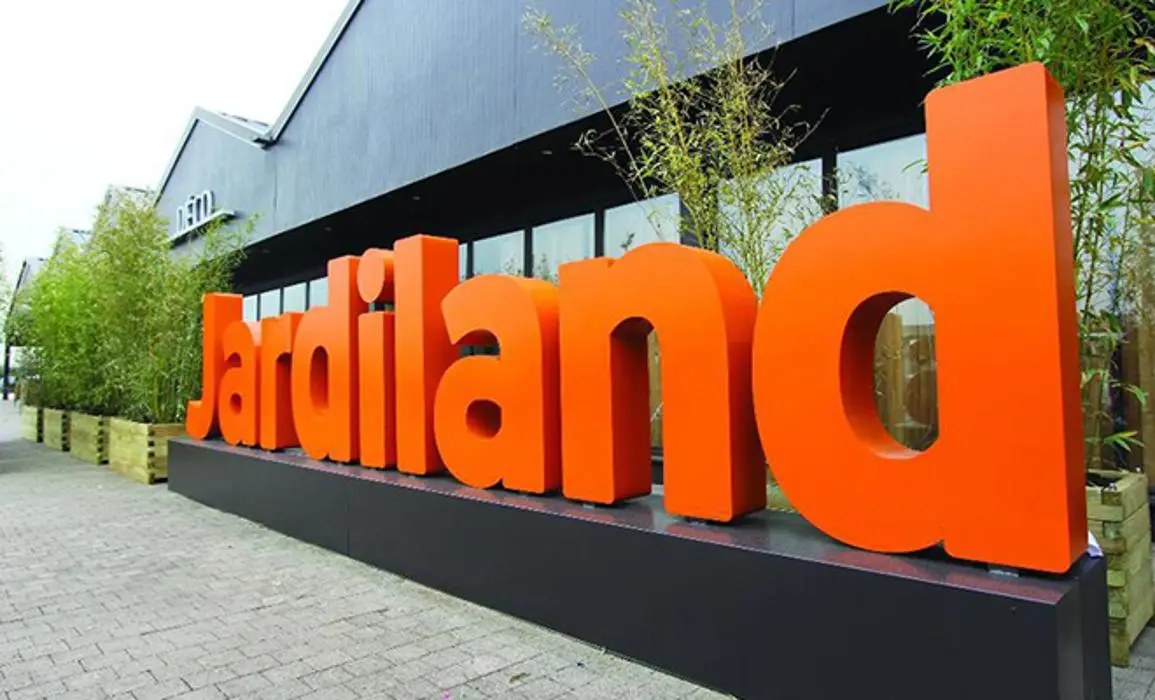 Rayon d'une jardinerie Jardiland avec plantes en pots et outils de jardinage