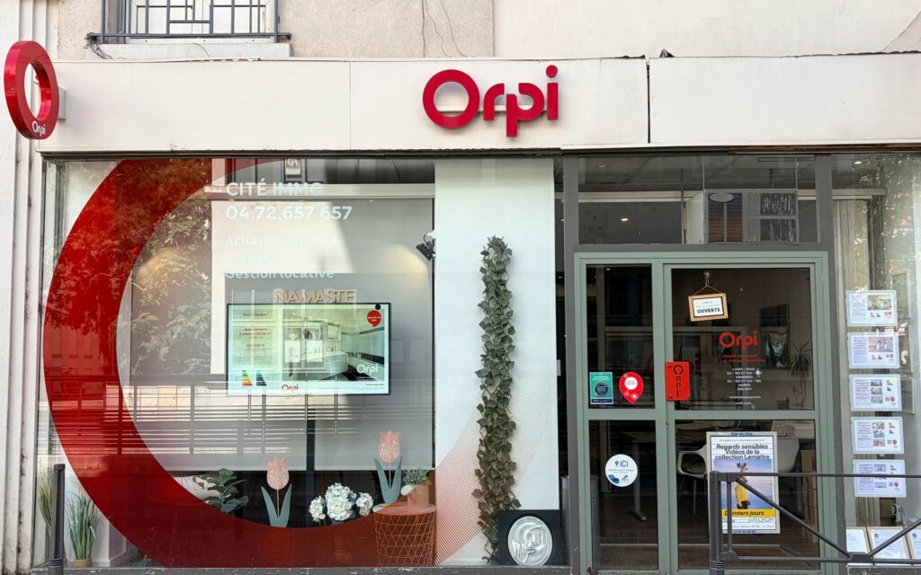 Façade d'une agence immobilière Orpi en France