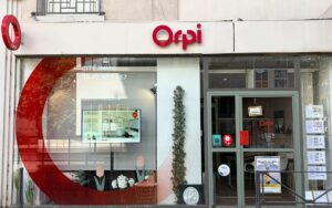 Façade d'une agence immobilière Orpi en France