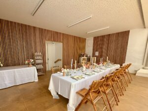 Salle de fête en Vendée avec tables dressées et convives