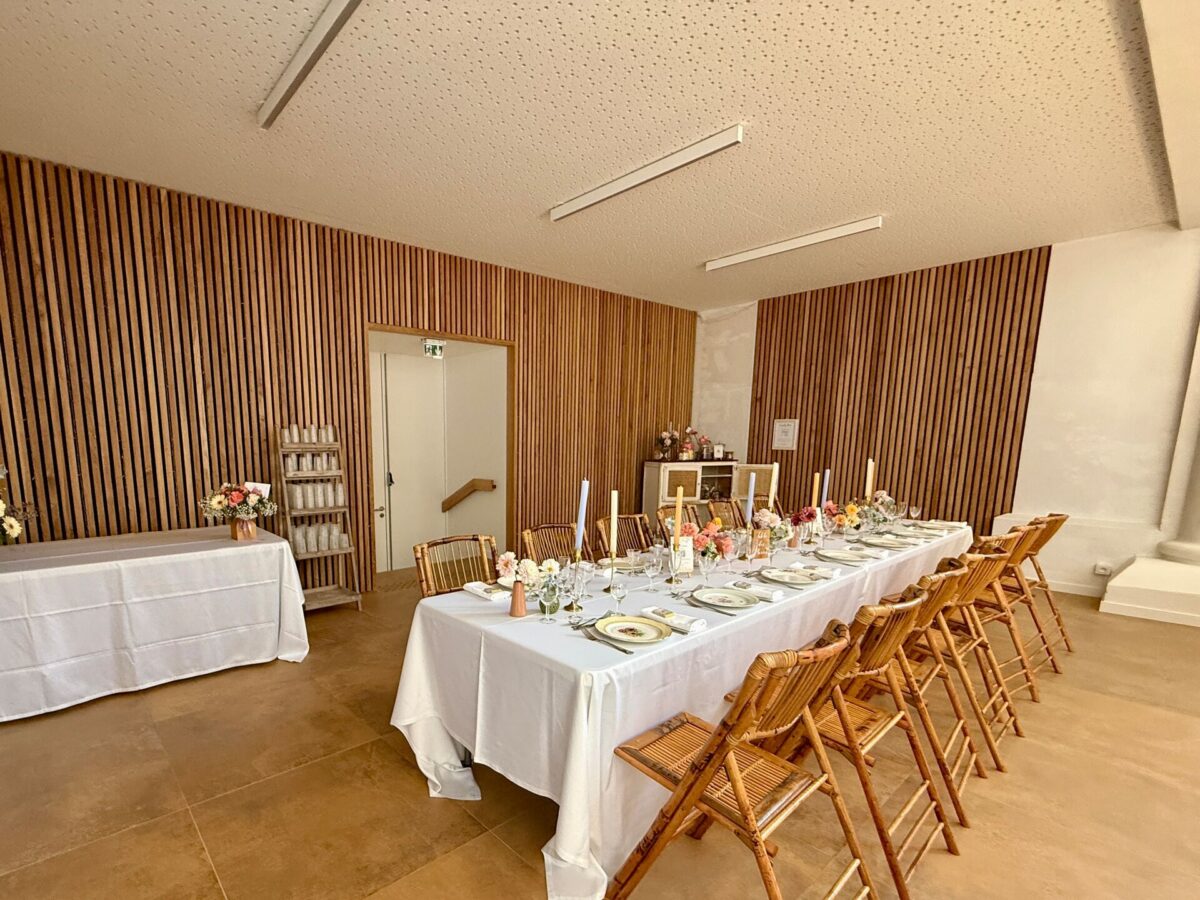 Salle de fête en Vendée avec tables dressées et convives
