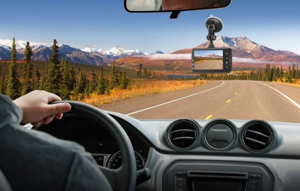 Accessoires utiles rangés dans le coffre d'une voiture